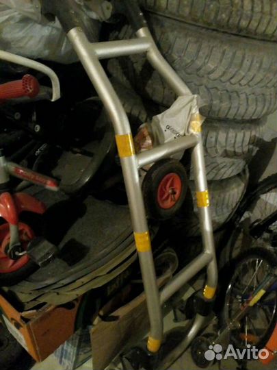 Алюминиевая лестница и багажник велосипеда