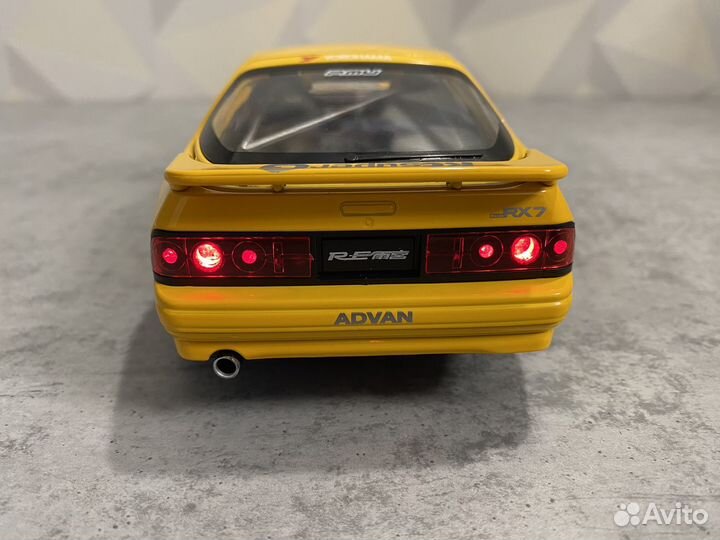 Металлическая модель машинки mazda rs 7. Желтая