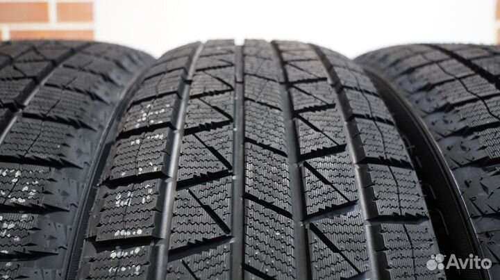 Royal Black Royal Ice 225/55 R17 97S