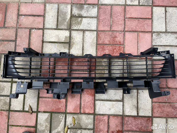 Продам решетку В передний бампер на рено логан 2