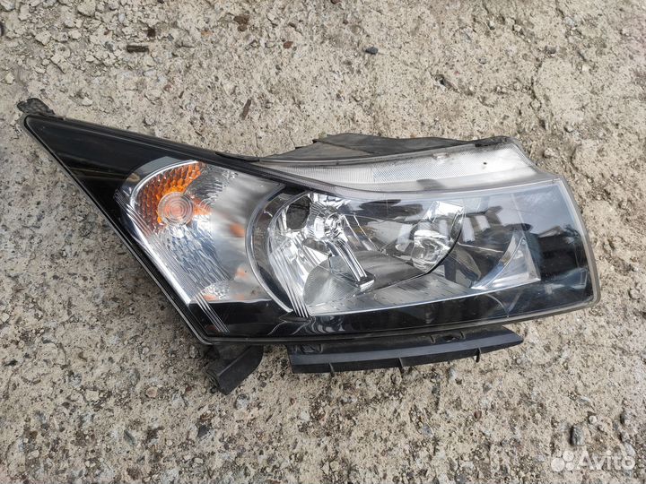 Фара правая черная на Chevrolet Cruze