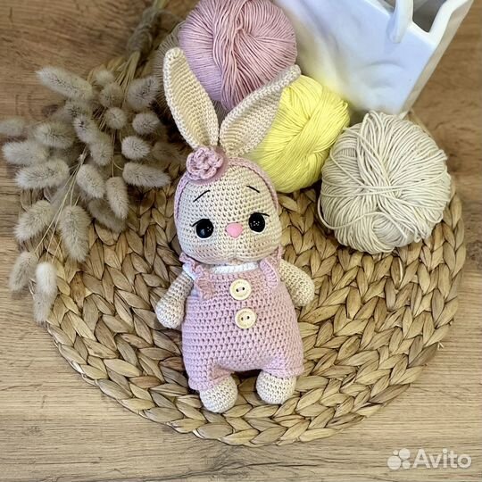 Вязаные игрушки зайка