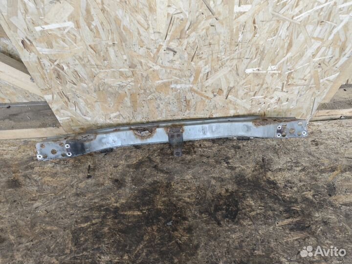 Усилитель переднего бампера Renault Laguna 1