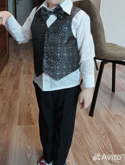Жилетка, рубашка и брюки