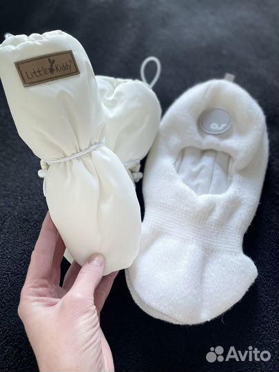 Зимняя шапка шлем и стильные варежки