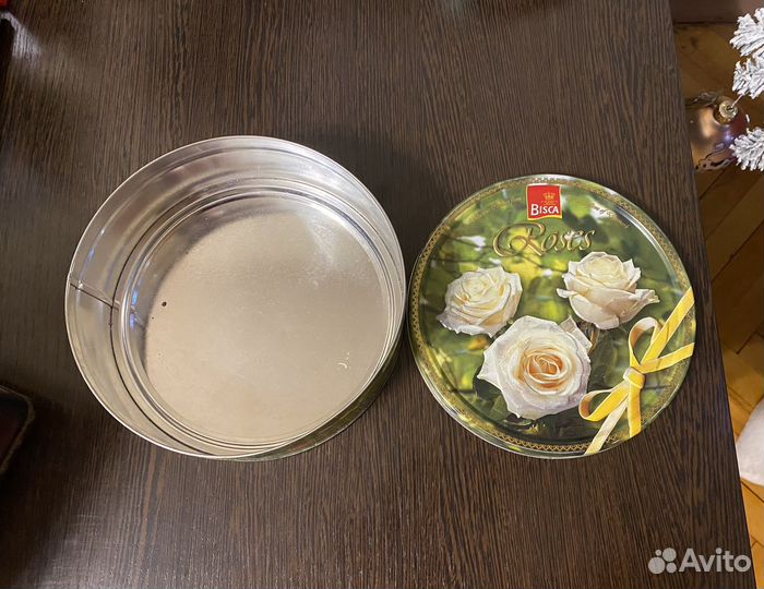 Жестяные банки из-под печенья и чая