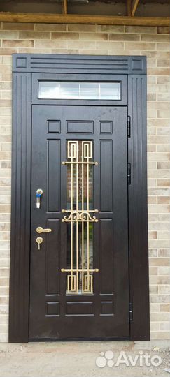 Входные металлические двери со стеклом и ковкой