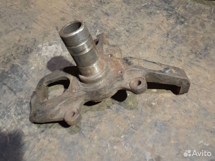 Поворотный кулак левый без абс Паджеро 2