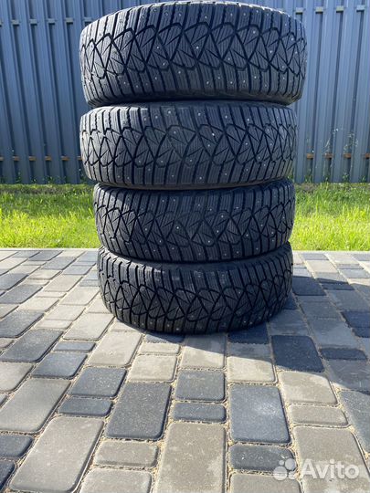 Goodyear Ultragrip 600 215/65 R16 98T