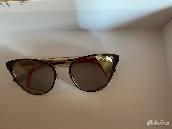Солнцезащитные очки vogue