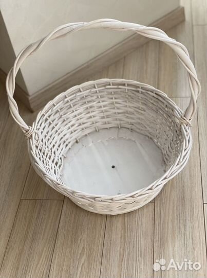 Плетеная корзина для подарков цветов