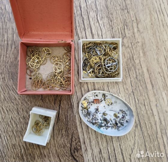 Запчасти от старинных и советских часов наручных