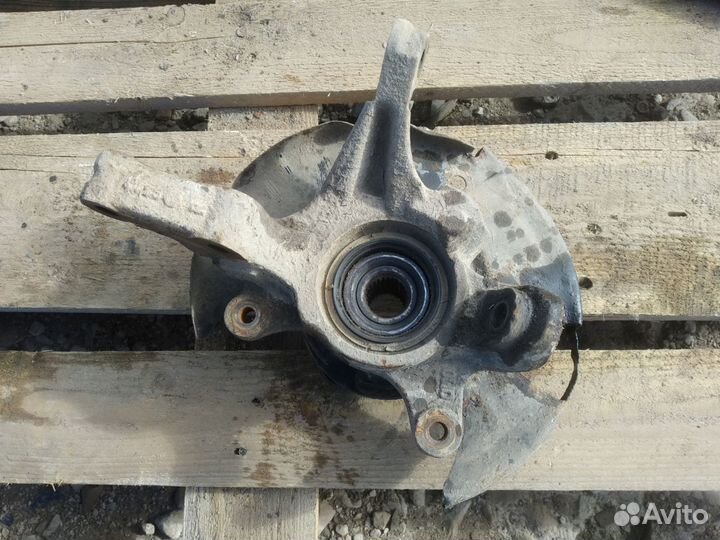 Поворотный кулак передний правый Nissan Almera N15