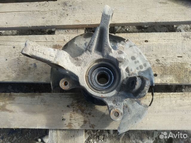 Поворотный кулак передний правый Nissan Almera N15