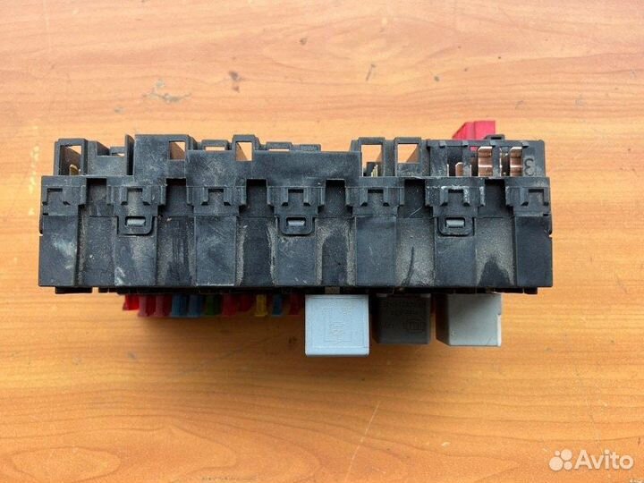 Блок предохранителей, реле Vw Caravelle Т4 ACU