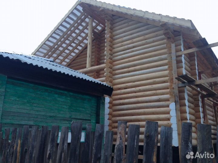 Сруб дома из бревна