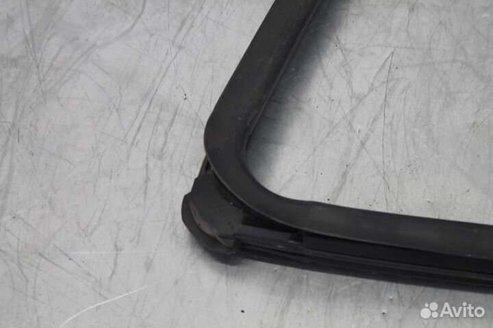 Уплотнитель стекла двери задней правой Nissan Pat