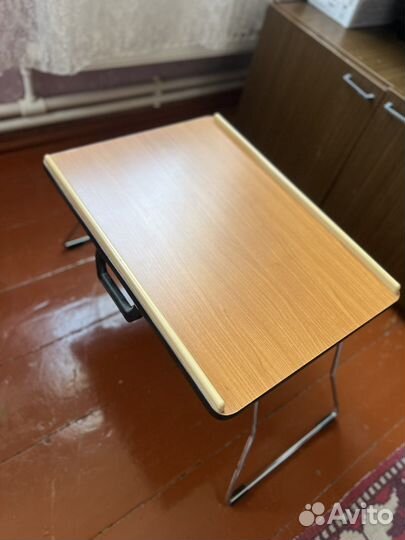 Складной столик для инвалидов на кровать