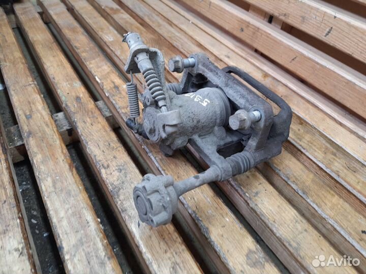 Суппорт тормозной задний левый Opel Astra J GTC