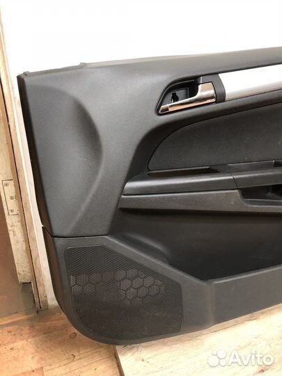 Обшивка передней правой двери Opel Astra h