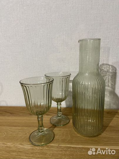 Бокалы из цветного стекла и графин
