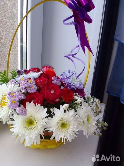 Цветы живые в корзине