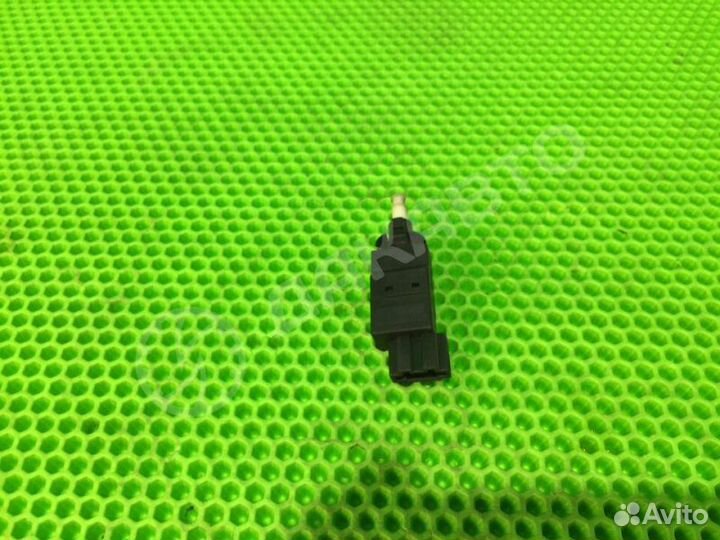 Выключатель стоп-сигнала Mercedes-Benz S W220