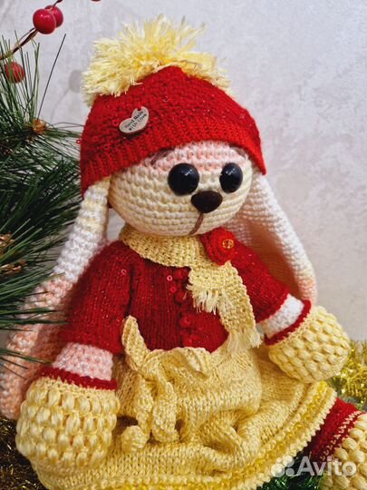 Вязанная игрушка. Новогодняя зайка