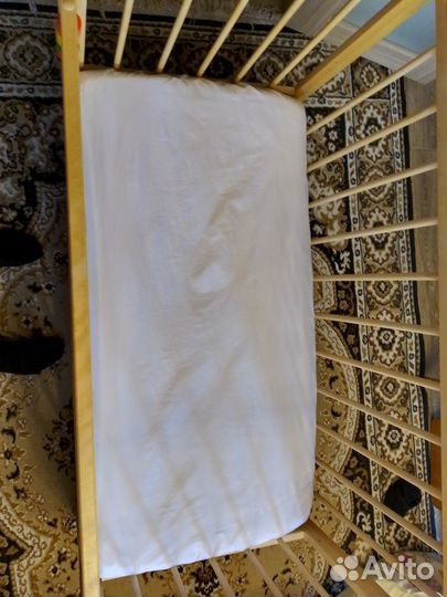 Детская кроватка с маятником. с матрасом