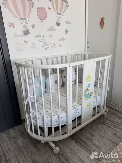 Детская кроватка с маятником