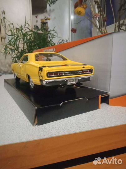 Модель автомобиля 1/24 dodge 1969г бронь