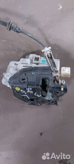 Замок двери задний левый на Volkswagen Passat B6