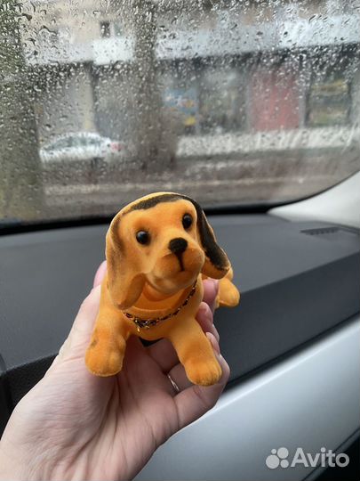Игрушка на панель автомобиля