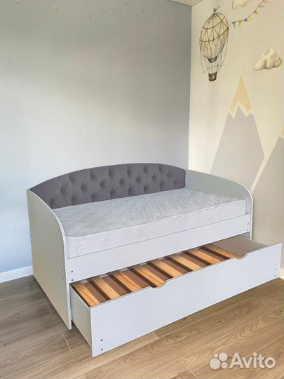 Кровать для малыша доп место лдсп мягк спинка