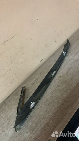 Молдинг заднего правого стекла Audi A8