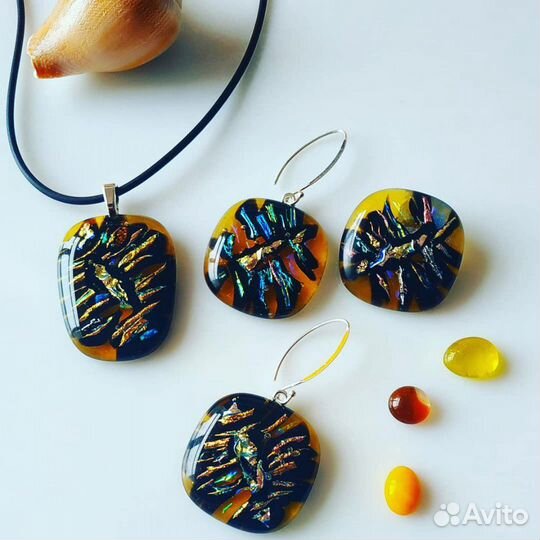 Комплект украшений из цветного стекла