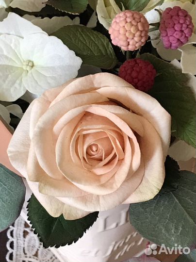 Розы. Цветы ручной работы. Композиция в кашпо