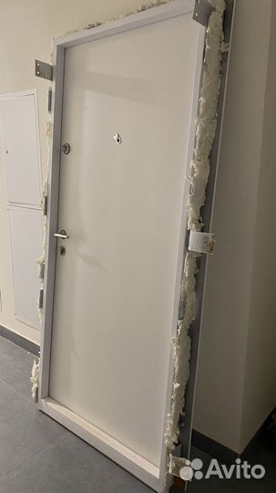 Дверь входная от застройщика пик