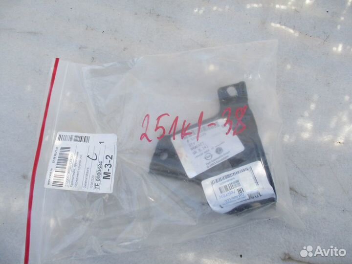 Кронштейн переднего левого крыла Opel Astra J 2010