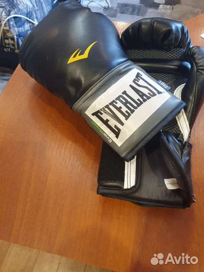 Бокс. Перчатки, защита для паха, щитки