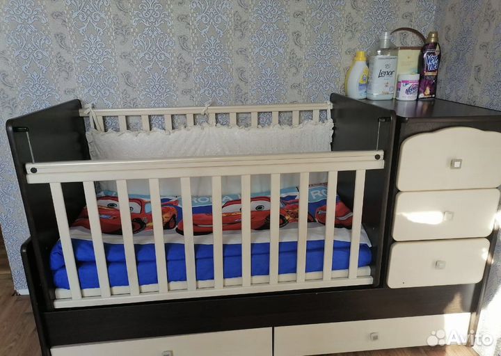 Детская кроватка и комод