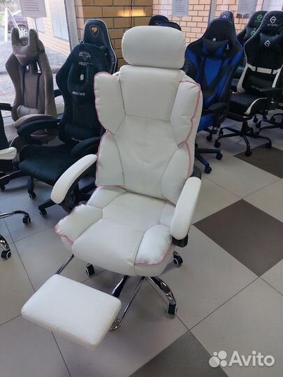 Офисное кресло. Эко кожа с подставкой для ног