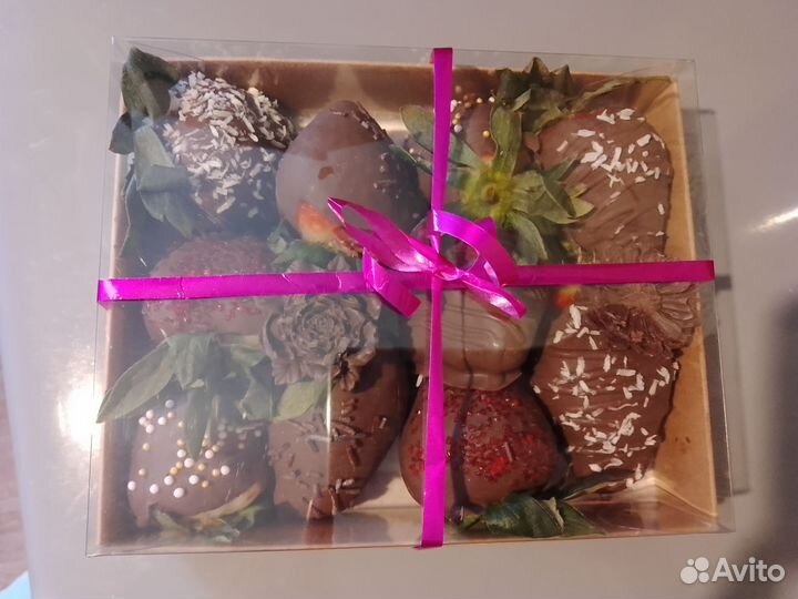 Клубника, финики,бананы в шоколаде