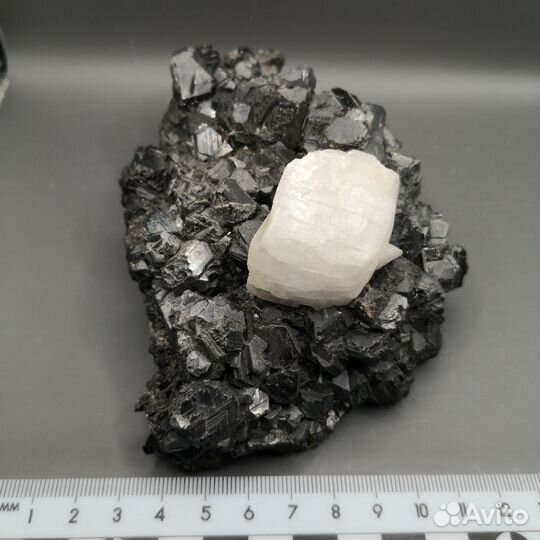 Сфалерит (марматит), друза с кристаллом кальцита