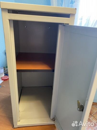 Металлический ящик с ключом сейф