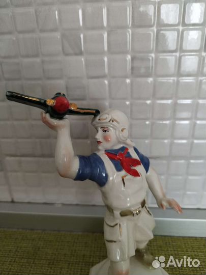 Фарфоровая статуэтка 