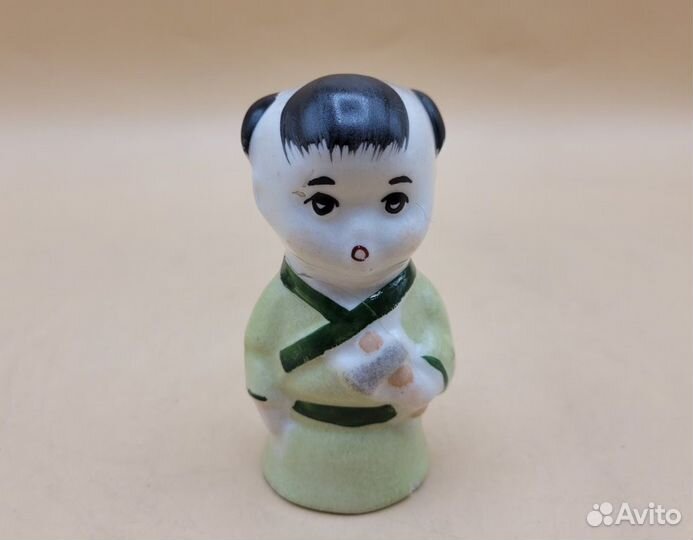 Фарфоровая статуэтка 8,5 см Девочка с молотком