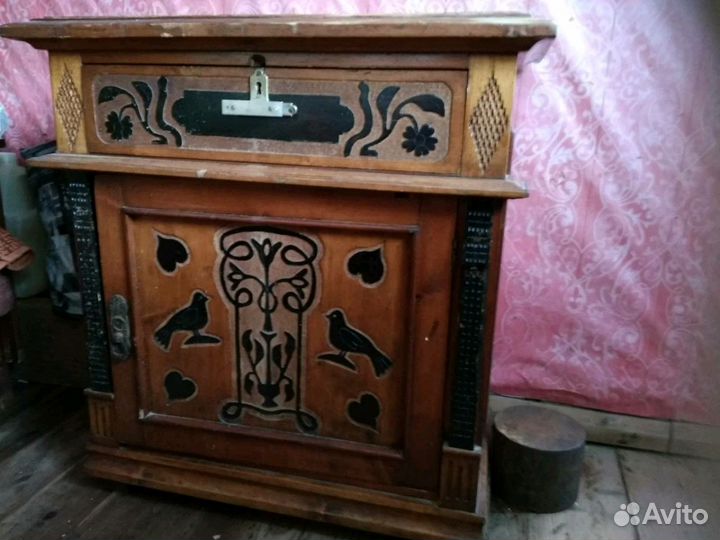 Старинные горка и камод