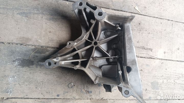 Кронштейн опоры двигателя VAG