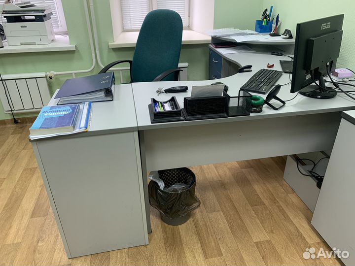 Стол офисный угловой с двумя откатными тумбами бу